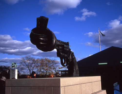 一把抢管被打成结的雕塑象征了联合国维护和平的宗旨（135翻转片拍摄）