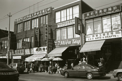 多伦多有很多华人，这是那里的唐人街(135黑白胶卷拍摄）